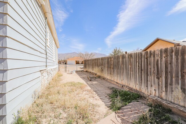 Building Photo - Newly updated 2 bedroom House