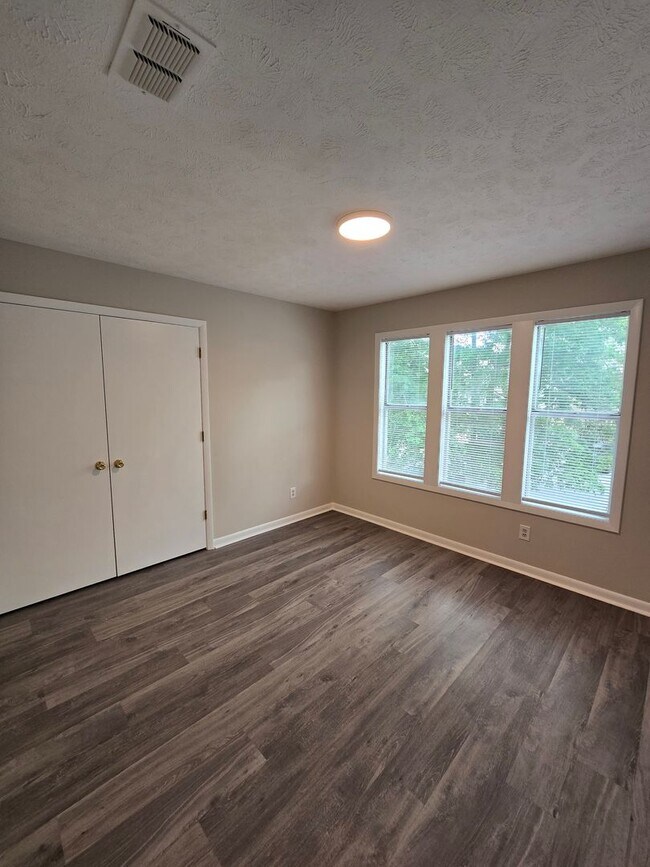 Building Photo - 1021 Wood Creek Dr