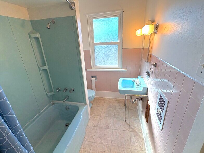 Bathroom - 307 Parklyn St