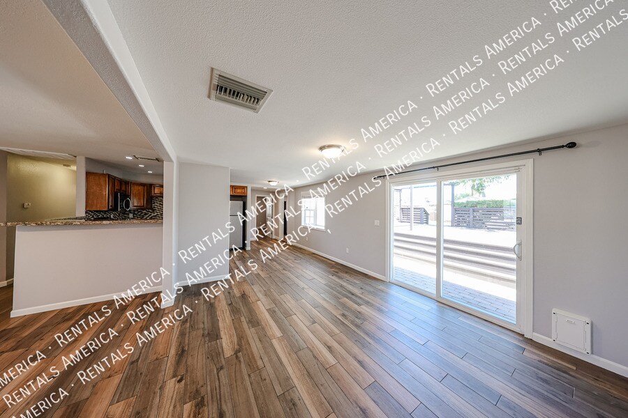 Building Photo - 1530 E Windsor Ave