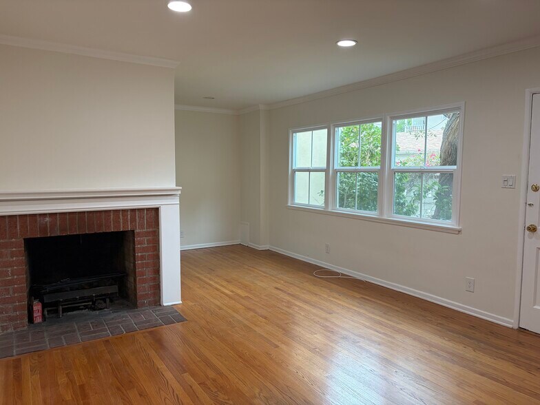 Building Photo - 1249 Devon Ave