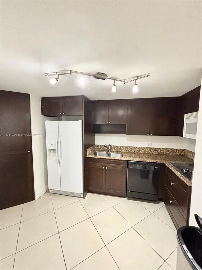 Building Photo - 801 Brickell Bay Dr