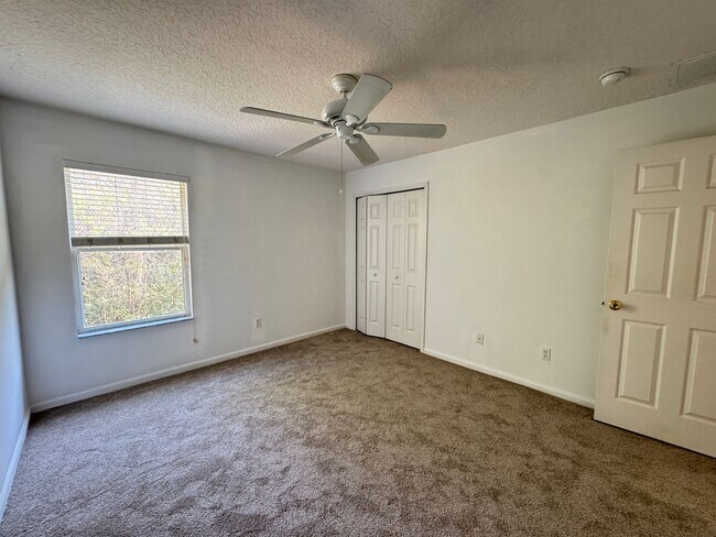 Building Photo - 5 Bedroom Townhome in Avalon Park! TESLA CHARGER INCLUDED!