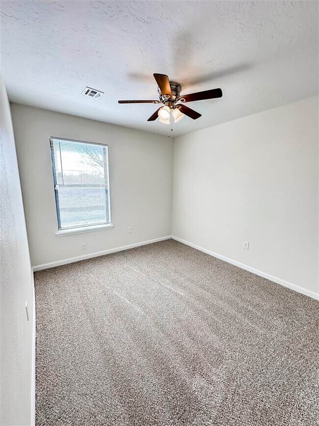 Building Photo - 2711 NE Euclid Ave