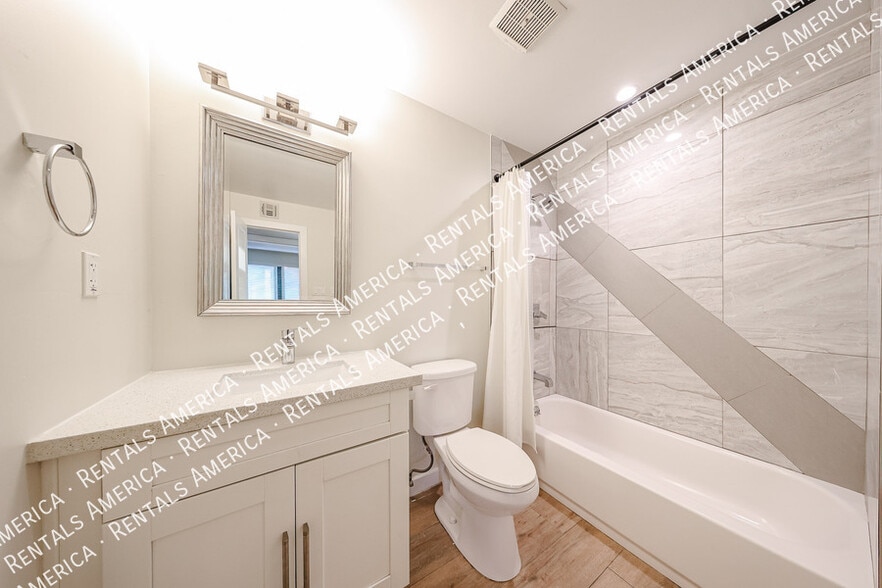 Building Photo - 105 E Hermosa Dr