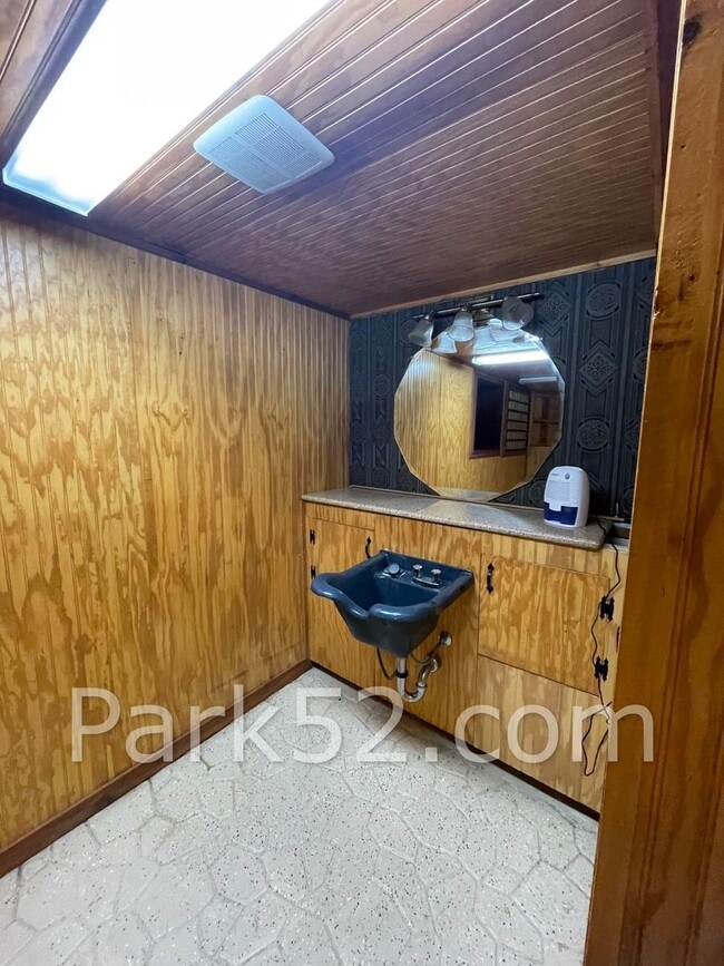 Building Photo - 2 Bedroom Tacoma Townhome