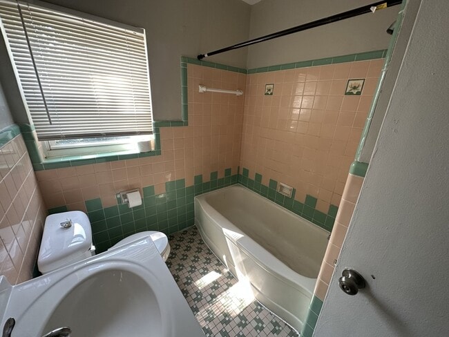 Building Photo - 1806 Dale Rd