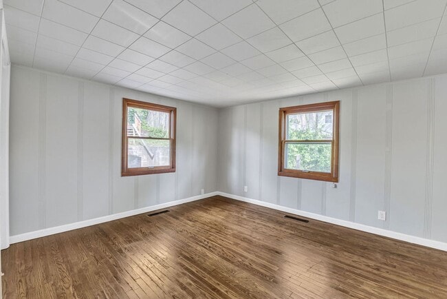 Building Photo - Renovated 4BR Home – Modern Finishes, Off-Street Parking