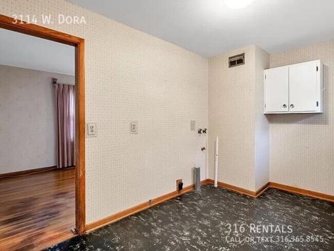 Building Photo - $875 - 2 bedroom/ 1 bathroom - Spacious ho...
