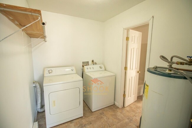 Building Photo - 3 BR HOME ON SOUTHSIDE