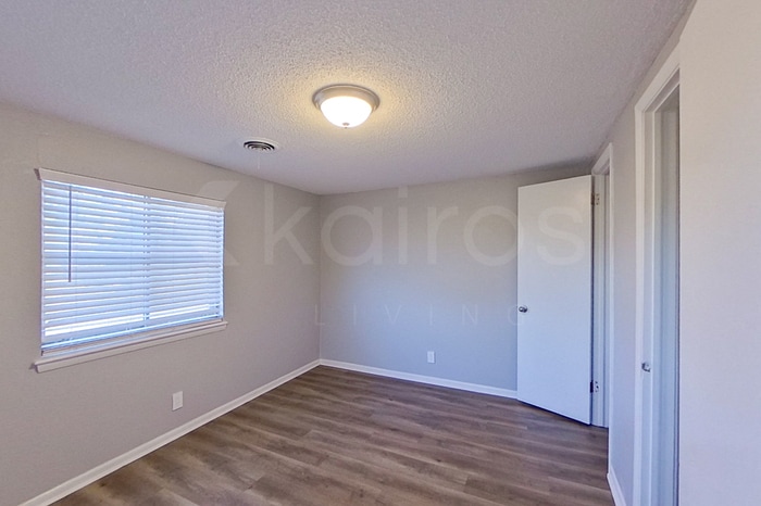 Building Photo - 208 4th Ave