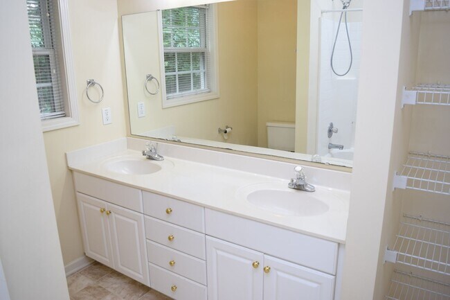 Building Photo - $1,150 | 2BR/1.5BA End Unit Townhouse – Sp...