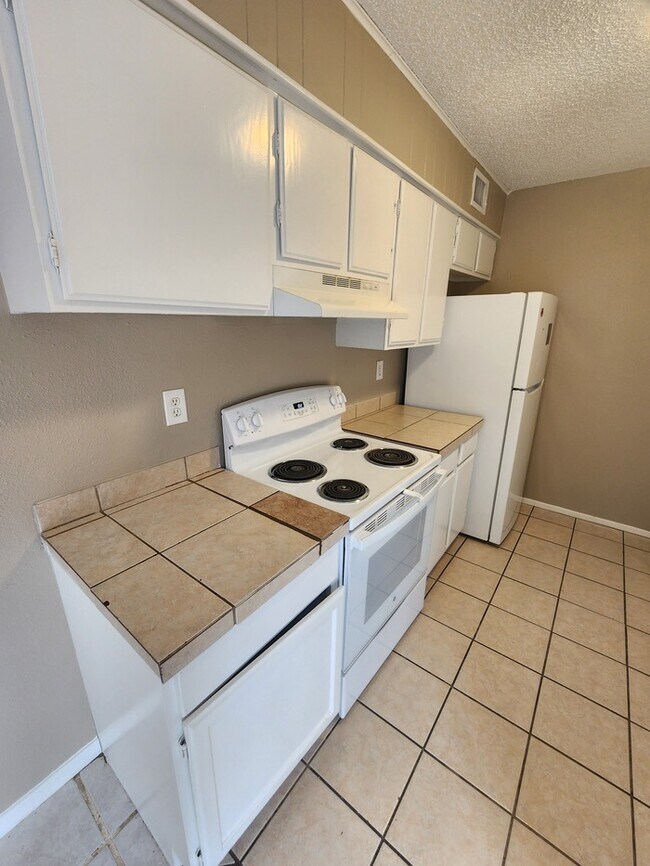 Building Photo - 3 bed 2 bath, 2 story townhome, 2 car garage