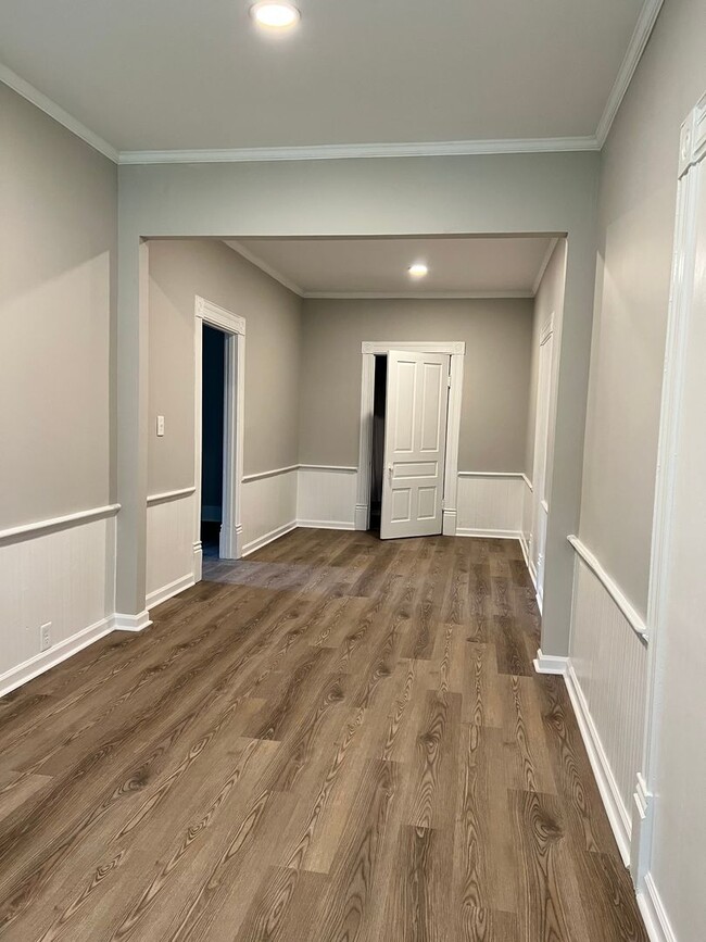 Building Photo - 317 S Maple Ave