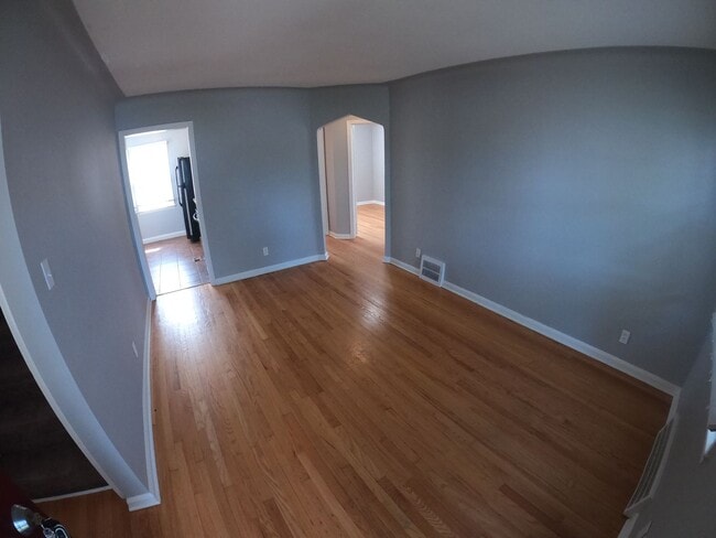 Building Photo - 3 bed 2 bath Berkley bungalow with garage ...