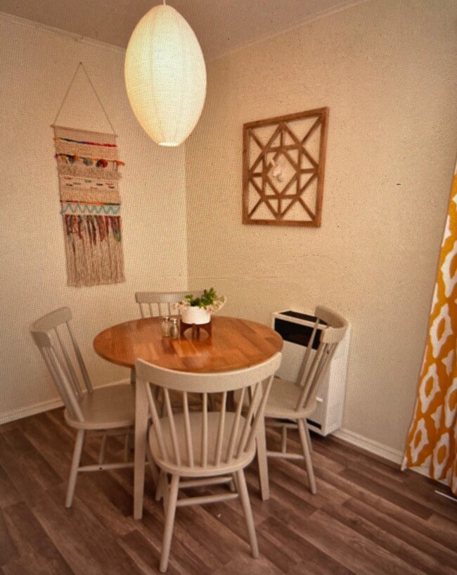 Kitchen table and eating area - 700 Earlham St