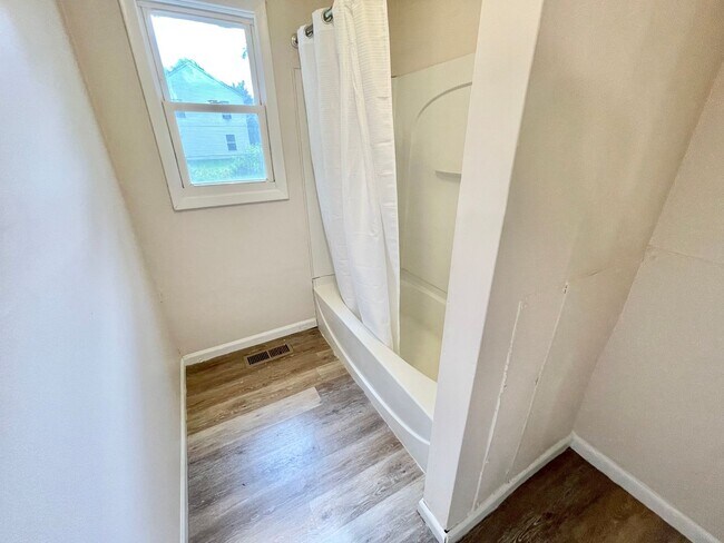 Building Photo - 3 Bedroom Ranch Home