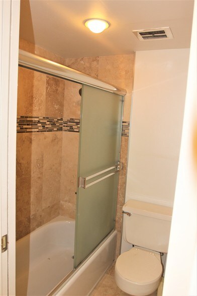 Granite tile and marble baghroom - 714 1st St S