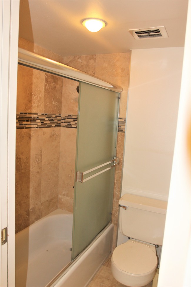 Granite tile and marble baghroom - 714 1st St S