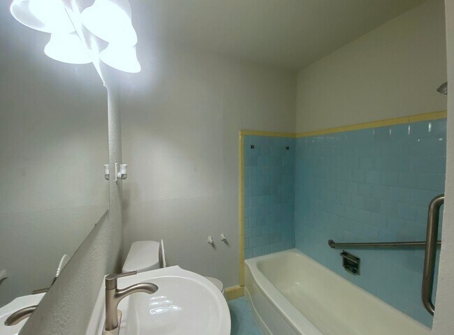 Building Photo - 158 Weizmann St