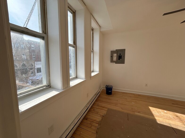 Building Photo - 2823 W Girard Ave