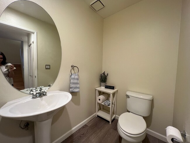 Building Photo - Sharp Contemporary 2 Bedroom 2.5 Bath Two Story Condo in San Jose