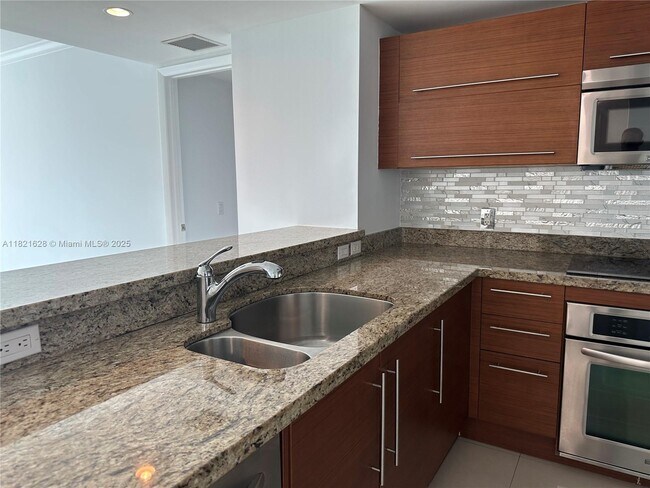 Building Photo - 2641 N Flamingo Rd
