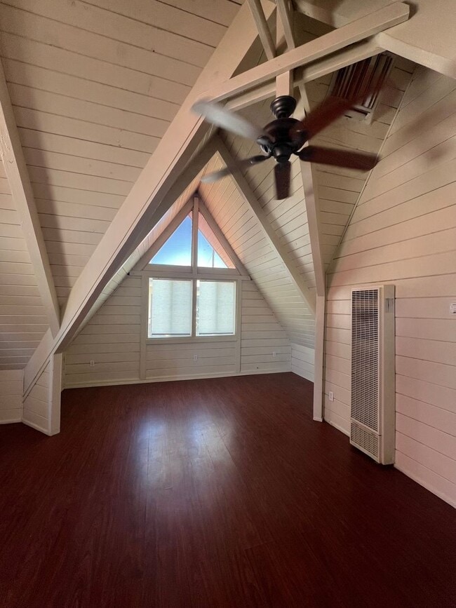 Building Photo - Cozy 1 Bedroom Apartment Located Near Free...