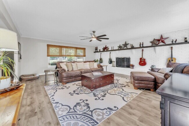 Building Photo - Renovated 3 Bed / 1.5 Bath Home with Open Floor Plan & Two Spacious Living Areas $1,975/mo rent