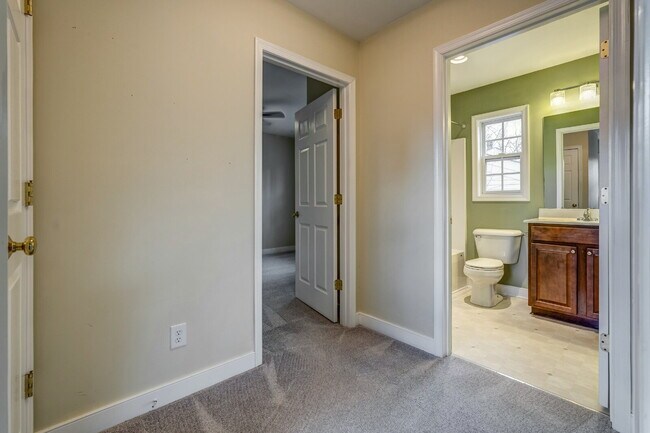 Building Photo - Prime UVA Location – 3BR/2.5BA Duplex Near UVA & Hospital