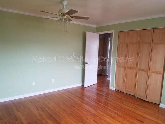 Building Photo - 10 Colonial Ct