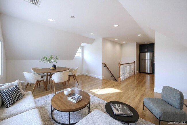 Building Photo - 584 E Main St