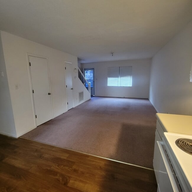 Building Photo - 408 Memorial Park Dr