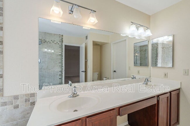 Building Photo - 3761 S Hawthorn Dr