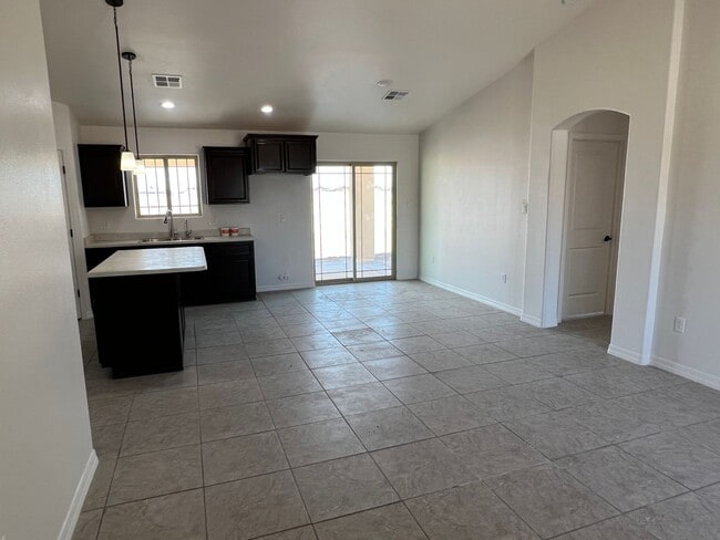Building Photo - 3 Bedroom Split Floor Plan with 2 bathroom...