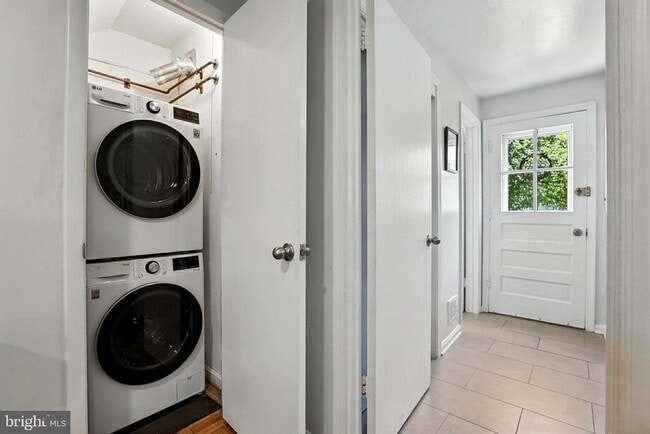 Building Photo - 9882 Hollow Glen Pl