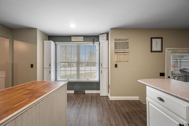 Building Photo - 200 Eagle Crest Dr