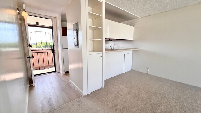 Building Photo - AVAILABLE NOW! 2-Bedroom, 2-Bath Corner Un...