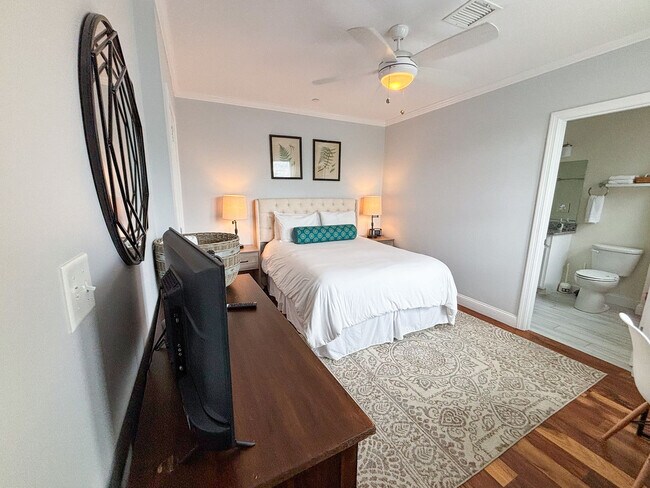 Building Photo - 1008 Tremont St