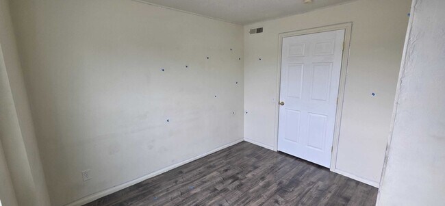 Building Photo - 560 S 600 E