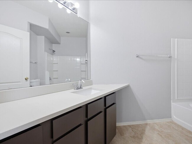 Building Photo - Charming 1 Bed / 1 Bath with Resort-Style Amenities!