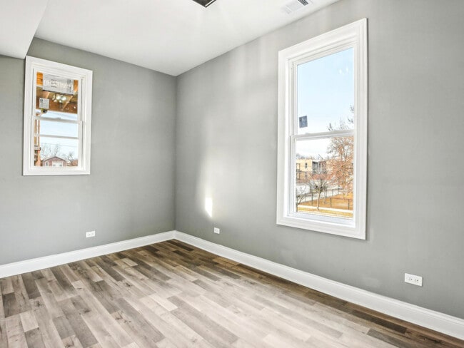 Building Photo - 1806 S Trumbull Ave