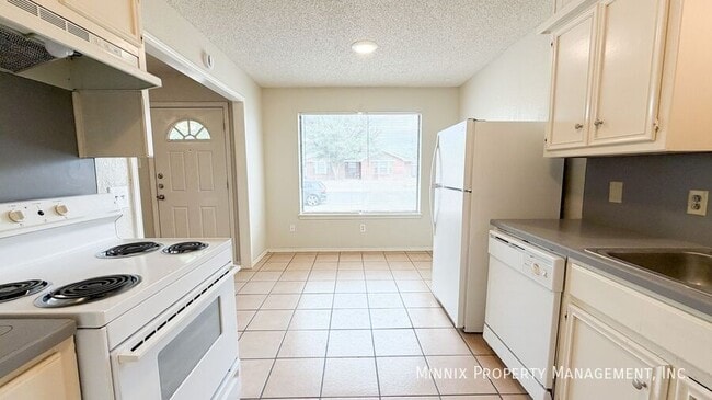 Building Photo - 9608 Elmwood Ave