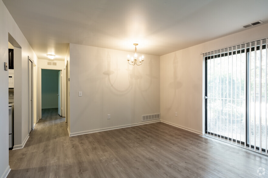 2BR, 1BA - 875SF - Living Room - Bradford Square