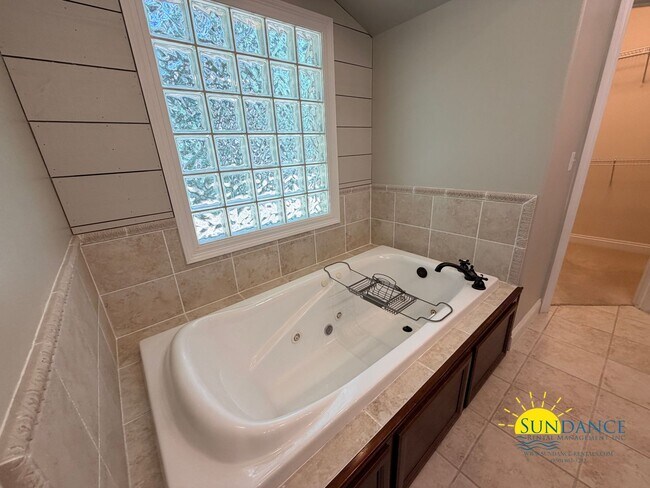 Building Photo - 213 Golf Course Dr