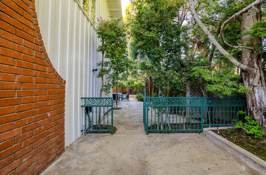 Building Photo - 16842 Harkness Cir