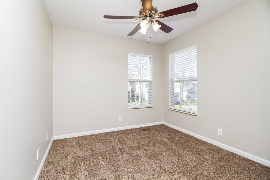 Building Photo - 909 Bexhill Ct S