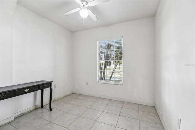 Building Photo - 855 E Brandon Blvd