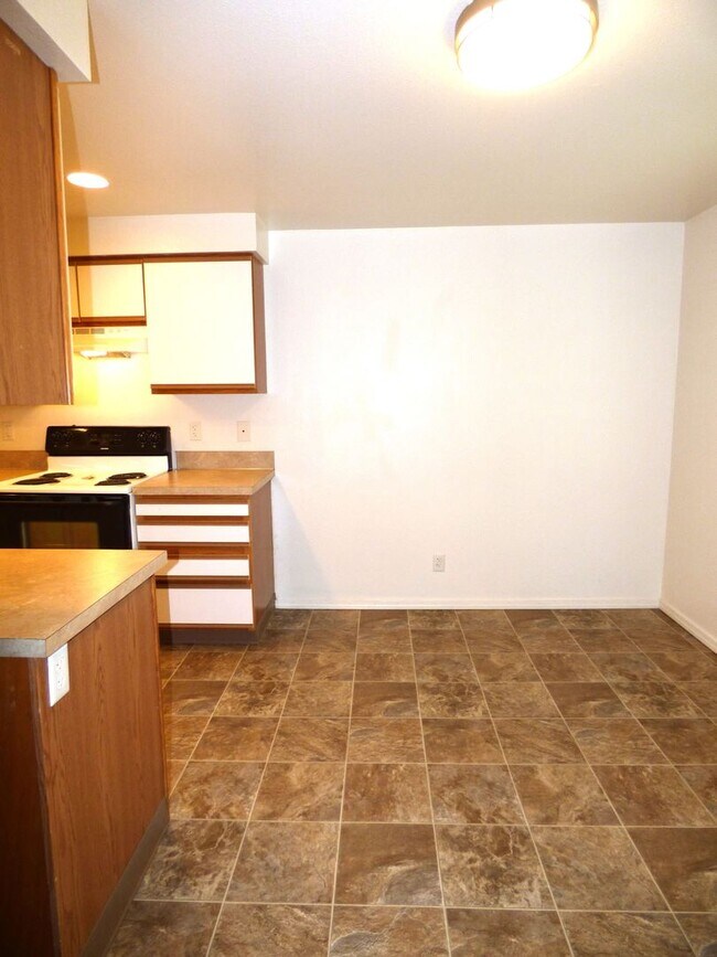 Building Photo - Rent Special: FREE June's Rent - 2 Bedroom 1 Bath Unit NE Salem!