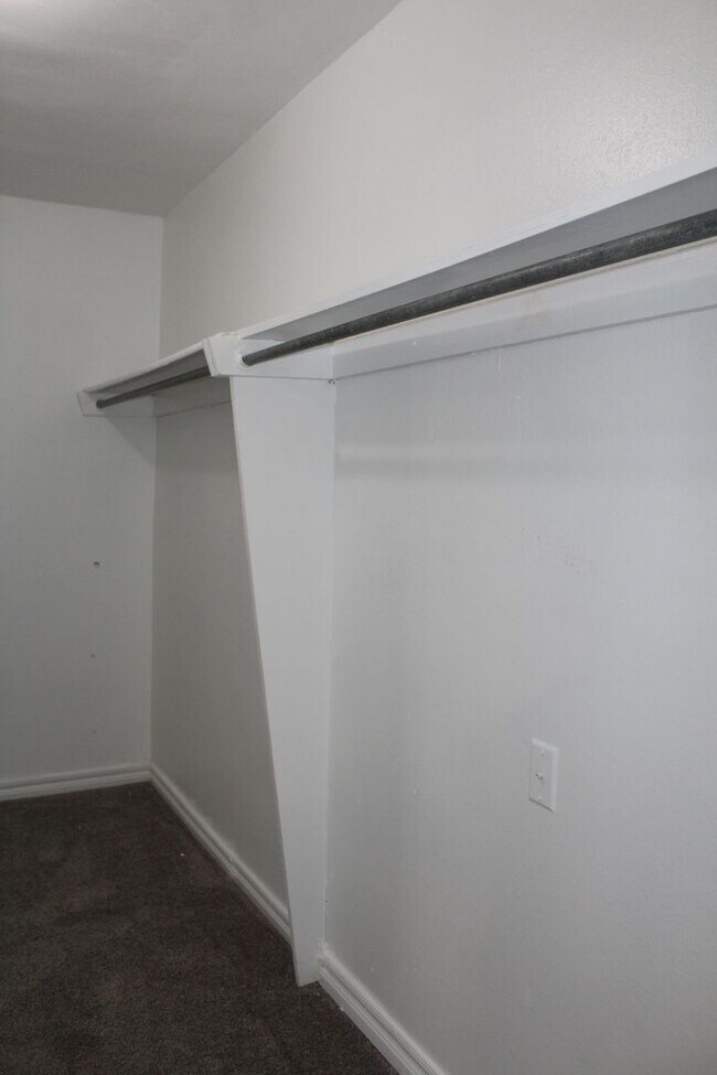 Building Photo - 2 bed & office on the South Side!